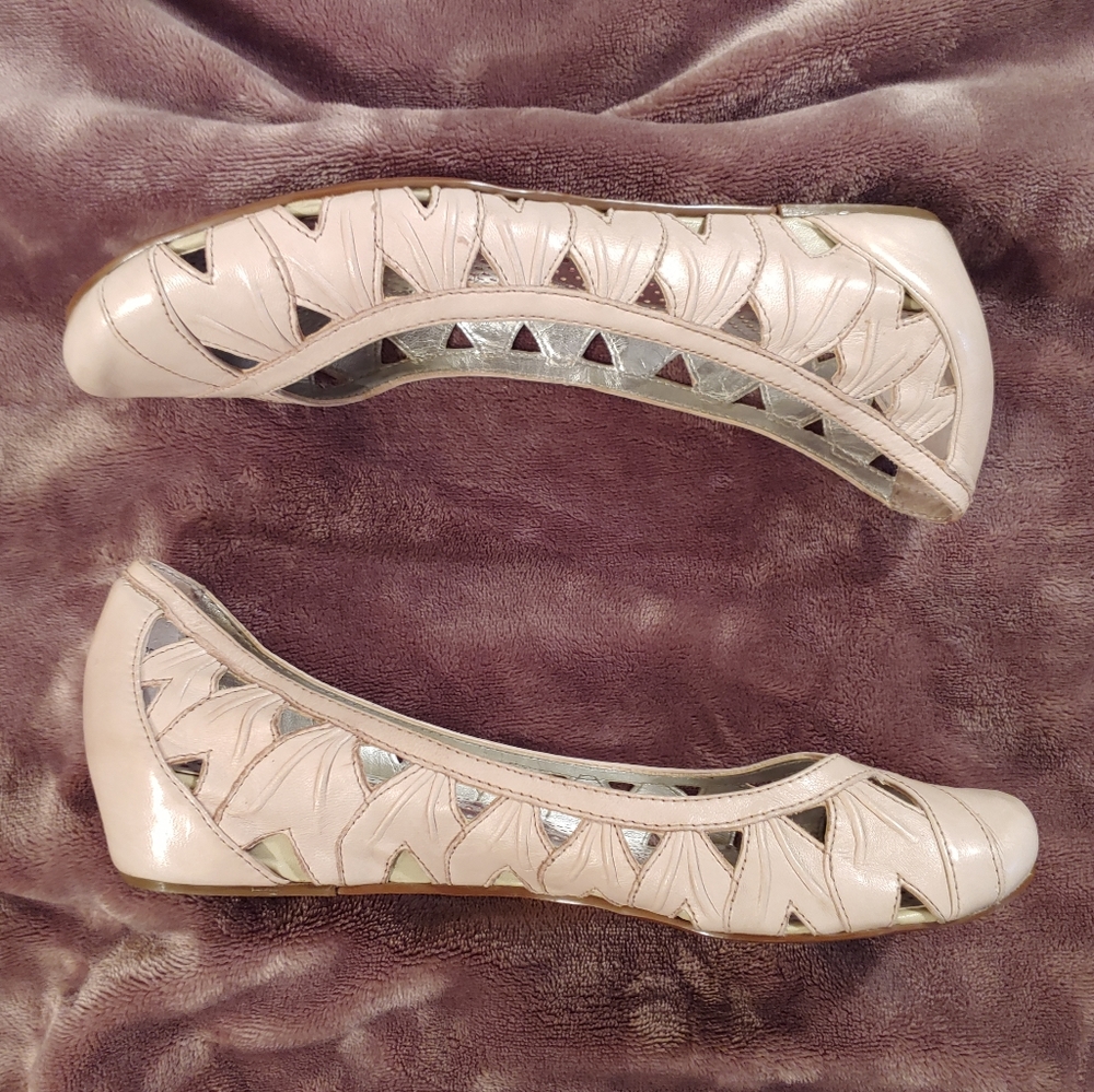 Donated REPORT cream eyelet cut out ballet flats - Picture 2 of 7